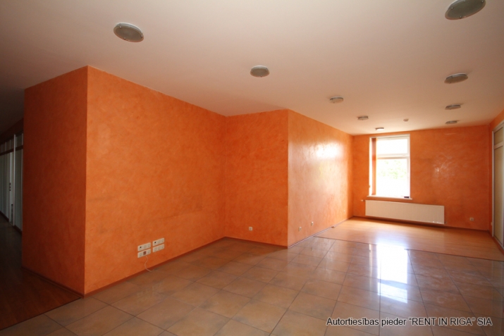 Sludinājumi. Birojs VEF\'ā.  Birojs izvietots ēkas 3. stāvā un sastāv no priekštelpas, 8 izolētiem kabinetiem, Cena: 1968 EUR/mēn Foto #2