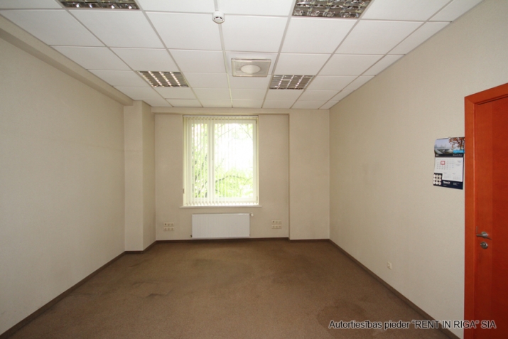 Sludinājumi. Birojs VEF\'ā.  Birojs izvietots ēkas 3. stāvā un sastāv no priekštelpas, 8 izolētiem kabinetiem, Cena: 1968 EUR/mēn Foto #3