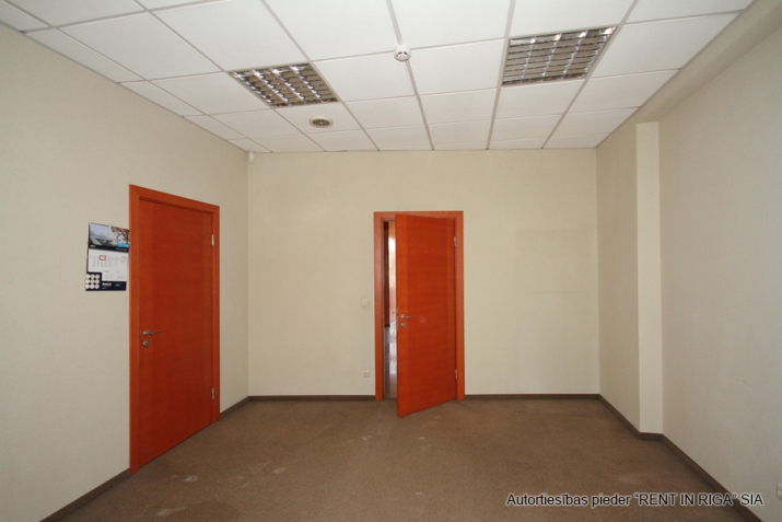 Sludinājumi. Birojs VEF\'ā.  Birojs izvietots ēkas 3. stāvā un sastāv no priekštelpas, 8 izolētiem kabinetiem, Cena: 1968 EUR/mēn Foto #4