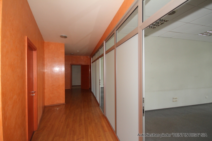 Sludinājumi. Birojs VEF\'ā.  Birojs izvietots ēkas 3. stāvā un sastāv no priekštelpas, 8 izolētiem kabinetiem, Cena: 1968 EUR/mēn Foto #5