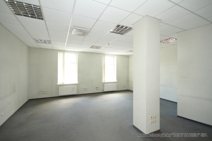 Sludinājumi. Birojs VEF\'ā.  Birojs izvietots ēkas 3. stāvā un sastāv no priekštelpas, 8 izolētiem kabinetiem, Cena: 1968 EUR/mēn Foto #7