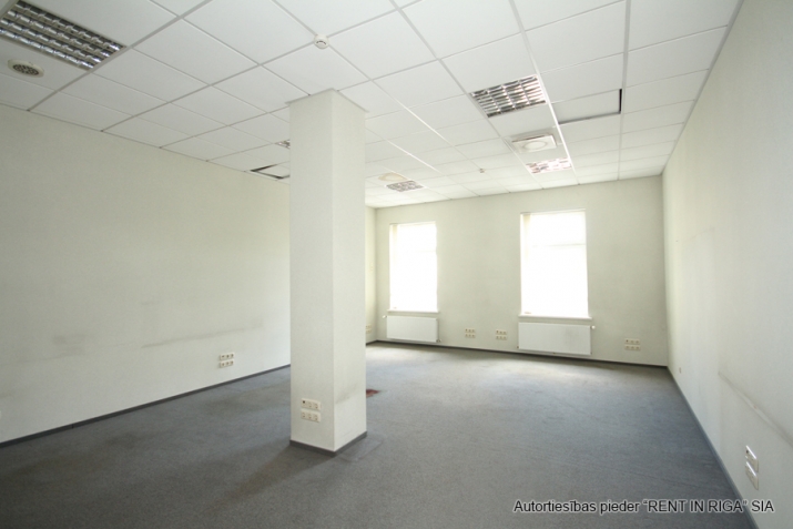 Sludinājumi. Birojs VEF\'ā.  Birojs izvietots ēkas 3. stāvā un sastāv no priekštelpas, 8 izolētiem kabinetiem, Cena: 1968 EUR/mēn Foto #9