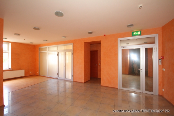 Sludinājumi. Birojs VEF\'ā.  Birojs izvietots ēkas 3. stāvā un sastāv no priekštelpas, 8 izolētiem kabinetiem, Cena: 1968 EUR/mēn Foto #1