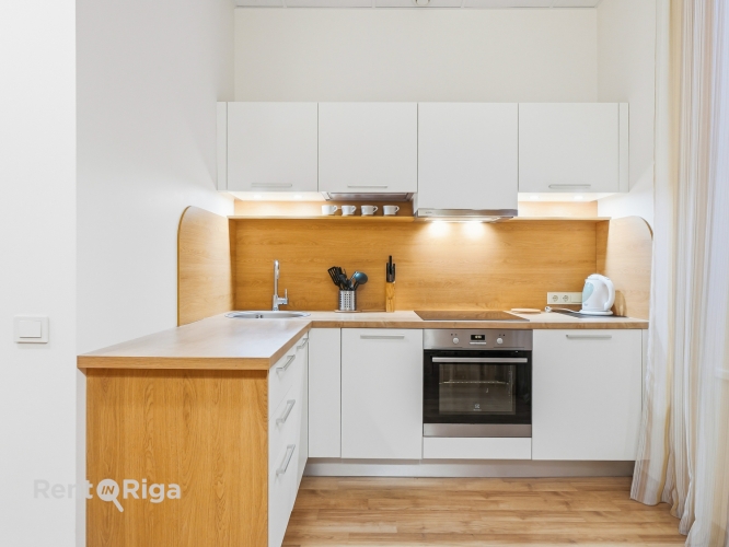 Sludinājumi. Kompakts, kvalitatīvi izremontēts un gaumīgi iekārtots studio dzīvoklis pašā pilsētas centrā.  Cena: 500 EUR/mēn Foto #1