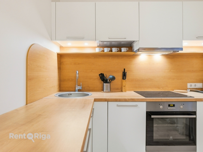 Sludinājumi. Kompakts, kvalitatīvi izremontēts un gaumīgi iekārtots studio dzīvoklis pašā pilsētas centrā.  Cena: 500 EUR/mēn Foto #2