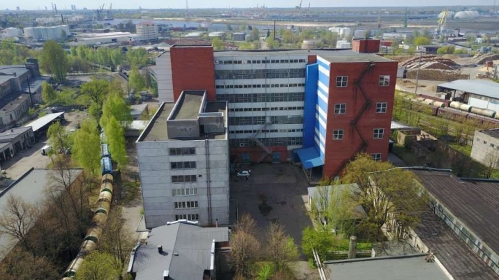 Sludinājumi. Ražotnes komplekss ostas tuvumā.  Gar teritoriju ved dzelzceļa pievads, kuru iespējams izmantot.  Cena: 1.99e+06 EUR Foto #1