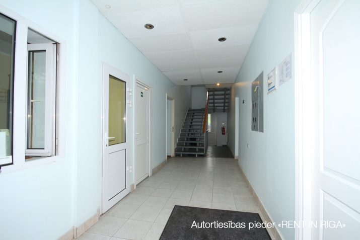 Sludinājumi. Atsevišķi stāvoša biroju/veikalu ēka Brīvības ielā 144.  Renovēta ēka 4 stāvos, bez lifta, iežogota Cena: 850000 EUR Foto #9