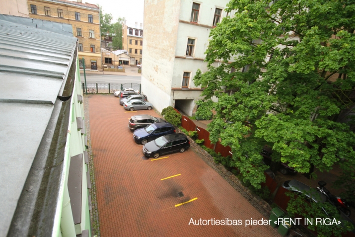 Sludinājumi. Atsevišķi stāvoša biroju/veikalu ēka Brīvības ielā 144.  Renovēta ēka 4 stāvos, bez lifta, iežogota Cena: 850000 EUR Foto #4