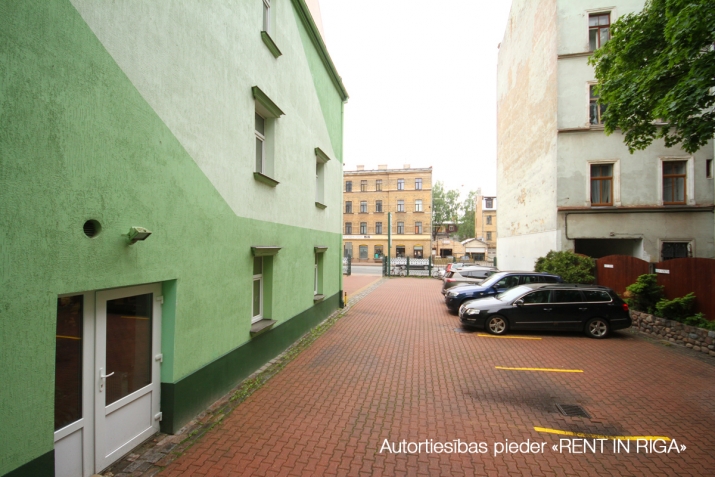 Sludinājumi. Atsevišķi stāvoša biroju/veikalu ēka Brīvības ielā 144.  Renovēta ēka 4 stāvos, bez lifta, iežogota Cena: 850000 EUR Foto #3