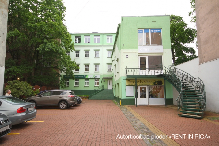 Sludinājumi. Atsevišķi stāvoša biroju/veikalu ēka Brīvības ielā 144.  Renovēta ēka 4 stāvos, bez lifta, iežogota Cena: 850000 EUR Foto #2