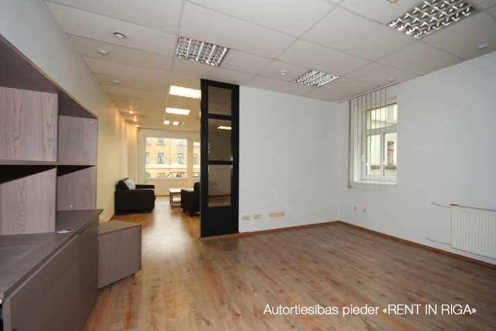 Sludinājumi. Atsevišķi stāvoša biroju/veikalu ēka Brīvības ielā 144.  Renovēta ēka 4 stāvos, bez lifta, iežogota Cena: 850000 EUR Foto #6