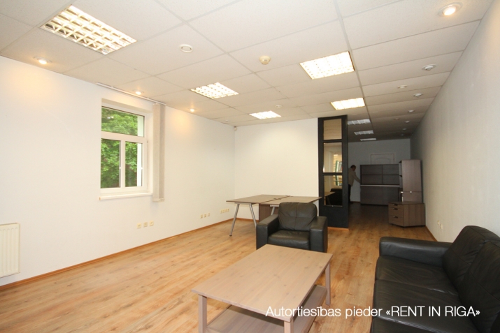 Sludinājumi. Atsevišķi stāvoša biroju/veikalu ēka Brīvības ielā 144.  Renovēta ēka 4 stāvos, bez lifta, iežogota Cena: 850000 EUR Foto #8