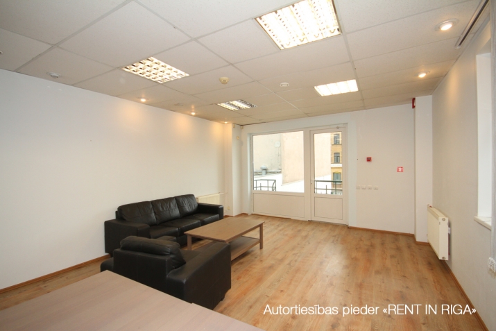 Sludinājumi. Atsevišķi stāvoša biroju/veikalu ēka Brīvības ielā 144.  Renovēta ēka 4 stāvos, bez lifta, iežogota Cena: 850000 EUR Foto #7