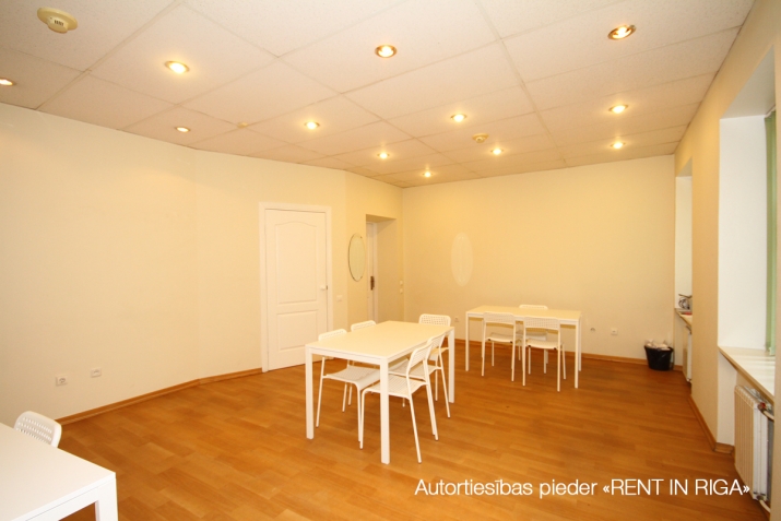 Sludinājumi. Atsevišķi stāvoša biroju/veikalu ēka Brīvības ielā 144.  Renovēta ēka 4 stāvos, bez lifta, iežogota Cena: 850000 EUR Foto #9