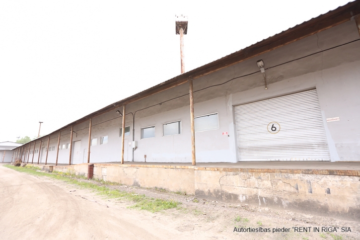 Sludinājumi. Silta noliktava ar rampu.  Griestu augstums ap 4m.  Iežogota, slēgta un fiziski apsargāta Cena: 1463 EUR/mēn Foto #1