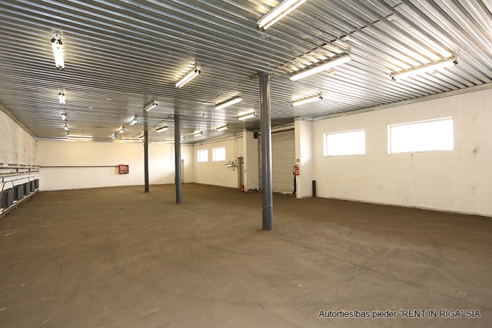 Sludinājumi. Silta noliktava ar rampu.  Griestu augstums ap 4m.  Iežogota, slēgta un fiziski apsargāta Cena: 1463 EUR/mēn Foto #2