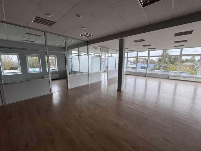 Sludinājumi. Birojs Dārzciemā.   + 3. stāvs; + Platība sastāv no atvērtas telpas, 2 kabinetiem. Wc koplietošanas Cena: 1020 EUR/mēn Foto #3