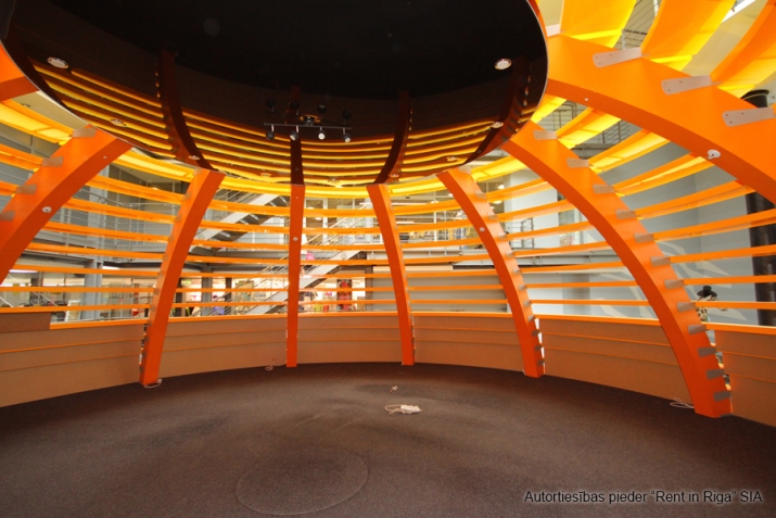 Sludinājumi. Plaša bezmaksas autostāvvieta. Ērta lokācija, ar auto: - 2 min līdz TC Spice; - 6 min līdz Lidosta Cena: 720 EUR/mēn Foto #4