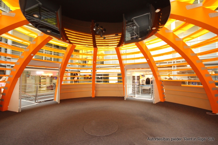 Sludinājumi. Plaša bezmaksas autostāvvieta. Ērta lokācija, ar auto: - 2 min līdz TC Spice; - 6 min līdz Lidosta Cena: 720 EUR/mēn Foto #5