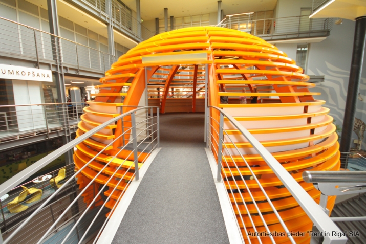 Sludinājumi. Plaša bezmaksas autostāvvieta. Ērta lokācija, ar auto: - 2 min līdz TC Spice; - 6 min līdz Lidosta Cena: 720 EUR/mēn Foto #1