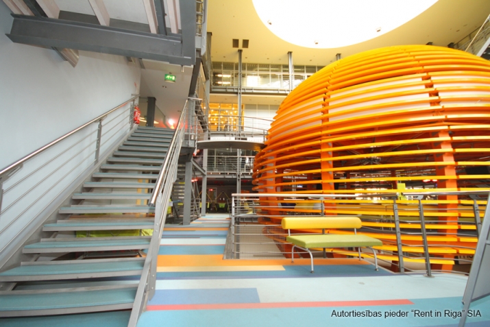 Sludinājumi. Plaša bezmaksas autostāvvieta. Ērta lokācija, ar auto: - 2 min līdz TC Spice; - 6 min līdz Lidosta Cena: 720 EUR/mēn Foto #3