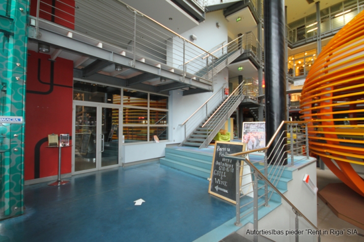 Sludinājumi. Plaša bezmaksas autostāvvieta. Ērta lokācija, ar auto: - 2 min līdz TC Spice; - 6 min līdz Lidosta Cena: 720 EUR/mēn Foto #7