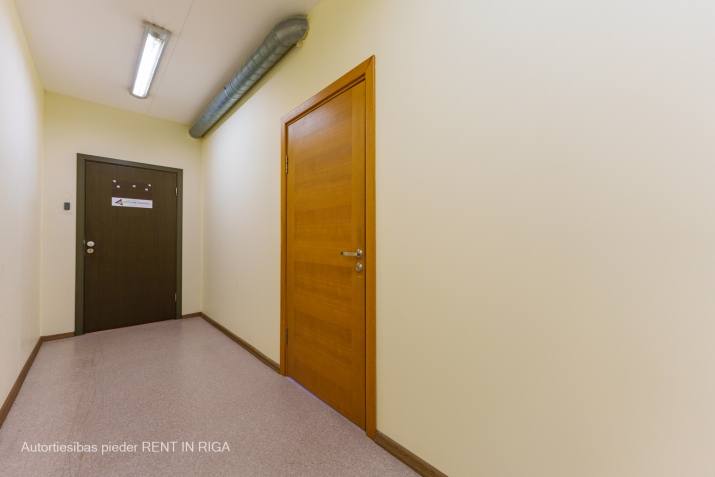 Объявление. Kravu ostas terminālis \'Port Magnat\' piedāvā nomāt atvērta tipa biroju savas ēkas 4. stāvā, ir Цена: 290 EUR/мес. Foto #5