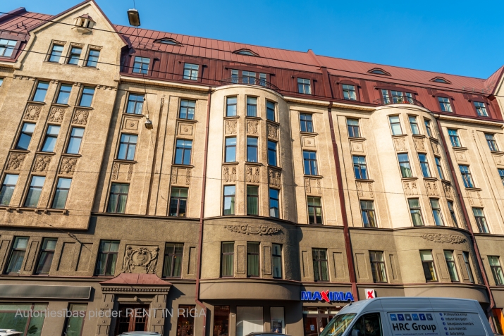 Sludinājumi. Tiek izīrēts 2-istabu dzīvoklis renovētā Jūgendstila ēkā klusajā centrā. Dzīvoklis tikko pēc Cena: 750 EUR/mēn Foto #1