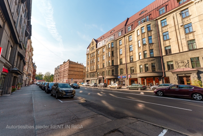 Sludinājumi. Tiek izīrēts 2-istabu dzīvoklis renovētā Jūgendstila ēkā klusajā centrā. Dzīvoklis tikko pēc Cena: 750 EUR/mēn Foto #2