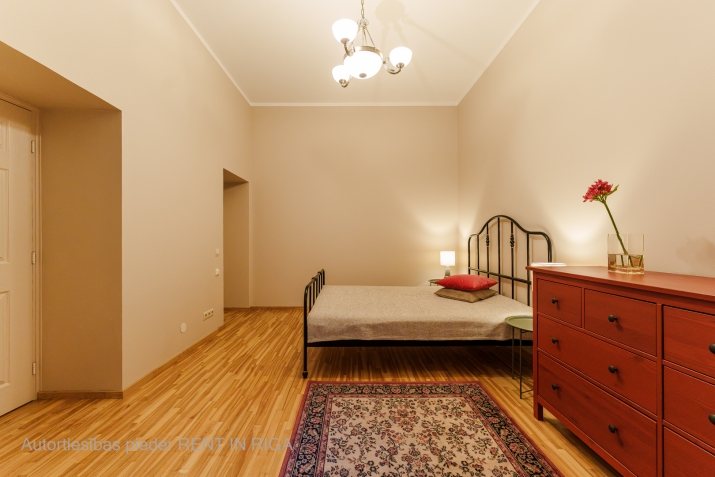 Sludinājumi. Tiek izīrēts 2-istabu dzīvoklis renovētā Jūgendstila ēkā klusajā centrā. Dzīvoklis tikko pēc Cena: 750 EUR/mēn Foto #9