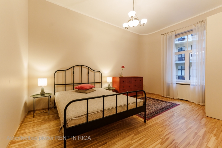 Sludinājumi. Tiek izīrēts 2-istabu dzīvoklis renovētā Jūgendstila ēkā klusajā centrā. Dzīvoklis tikko pēc Cena: 750 EUR/mēn Foto #8