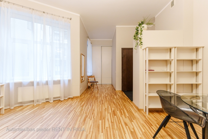 Sludinājumi. Tiek izīrēts 2-istabu dzīvoklis renovētā Jūgendstila ēkā klusajā centrā. Dzīvoklis tikko pēc Cena: 750 EUR/mēn Foto #7
