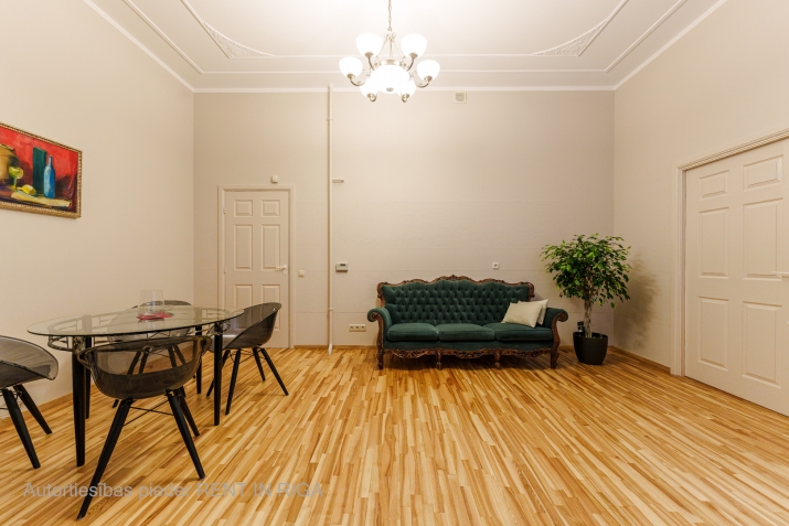 Sludinājumi. Tiek izīrēts 2-istabu dzīvoklis renovētā Jūgendstila ēkā klusajā centrā. Dzīvoklis tikko pēc Cena: 750 EUR/mēn Foto #4