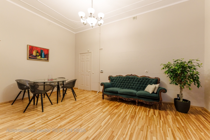 Sludinājumi. Tiek izīrēts 2-istabu dzīvoklis renovētā Jūgendstila ēkā klusajā centrā. Dzīvoklis tikko pēc Cena: 750 EUR/mēn Foto #3