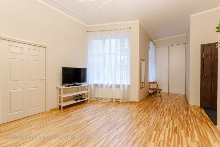 Sludinājumi. Tiek izīrēts 2-istabu dzīvoklis renovētā Jūgendstila ēkā klusajā centrā. Dzīvoklis tikko pēc Cena: 750 EUR/mēn Foto #6