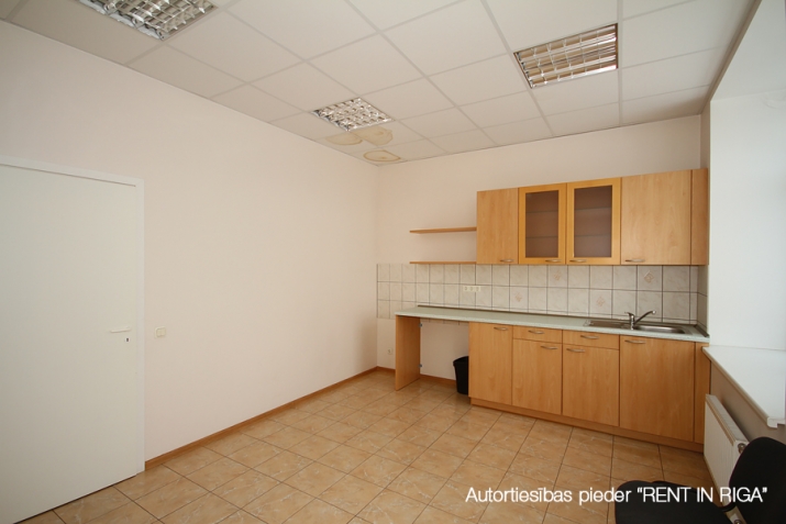 Объявление. Pilnībā autonoms un gaišs birojs ar veiksmīgu plānojumu.  + Īpašums sastāv no plašas atvērta tipa Цена: 1200 EUR/мес. Foto #6