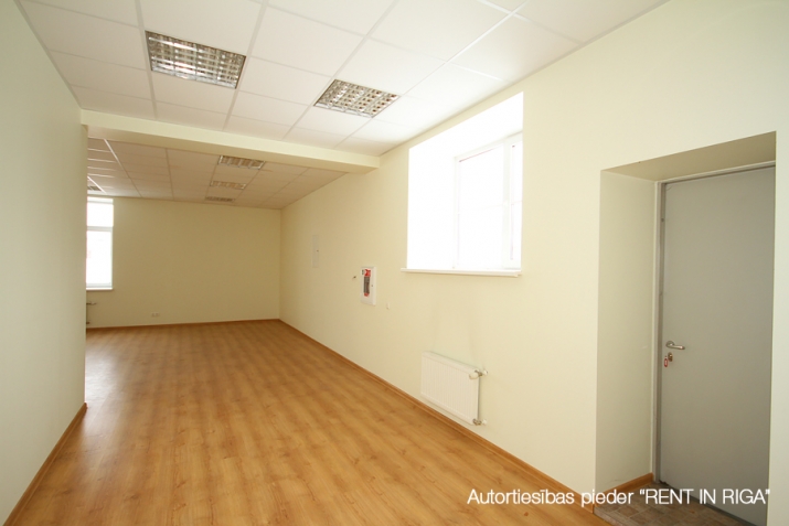 Объявление. Pilnībā autonoms un gaišs birojs ar veiksmīgu plānojumu.  + Īpašums sastāv no plašas atvērta tipa Цена: 1200 EUR/мес. Foto #4
