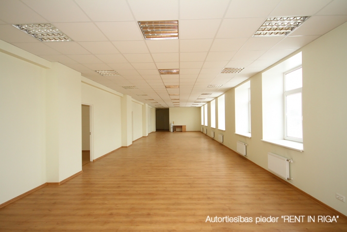 Объявление. Pilnībā autonoms un gaišs birojs ar veiksmīgu plānojumu.  + Īpašums sastāv no plašas atvērta tipa Цена: 1200 EUR/мес. Foto #3