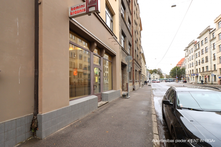 Sludinājumi. Tirdzniecības telpas Slokas ielā 13a, netālu no Slokas un Kalnciema ielu krustojuma.   + Aktīva Cena: 180000 EUR Foto #1