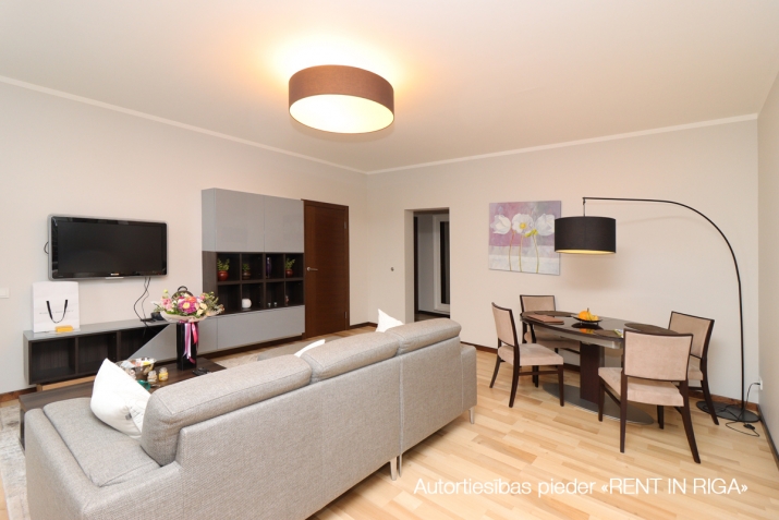 Sludinājumi. Tiek pārdots mājīgs un gaišs dzīvoklis kluba mājā Jurmala Palace. Studijas tipa viesistaba ar Cena: 275000 EUR Foto #1