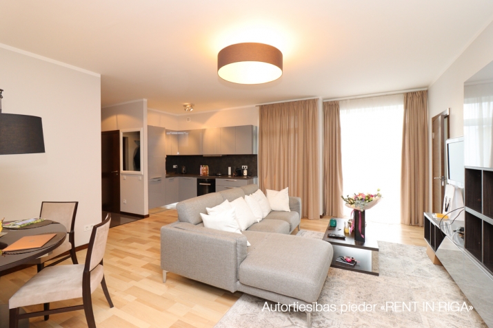 Sludinājumi. Tiek pārdots mājīgs un gaišs dzīvoklis kluba mājā Jurmala Palace. Studijas tipa viesistaba ar Cena: 275000 EUR Foto #3