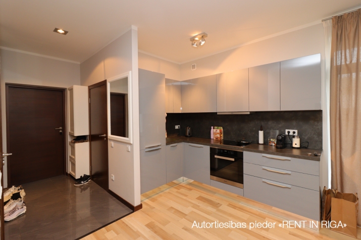 Sludinājumi. Tiek pārdots mājīgs un gaišs dzīvoklis kluba mājā Jurmala Palace. Studijas tipa viesistaba ar Cena: 275000 EUR Foto #2