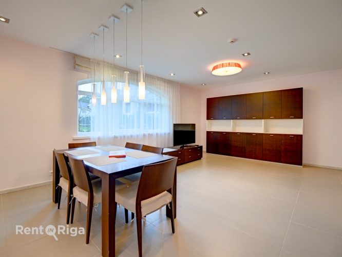 Объявление. A small, tastefully arranged house with individual heating in a closed village in Mežaparka..  + Цена: 900 EUR/мес. Foto #1