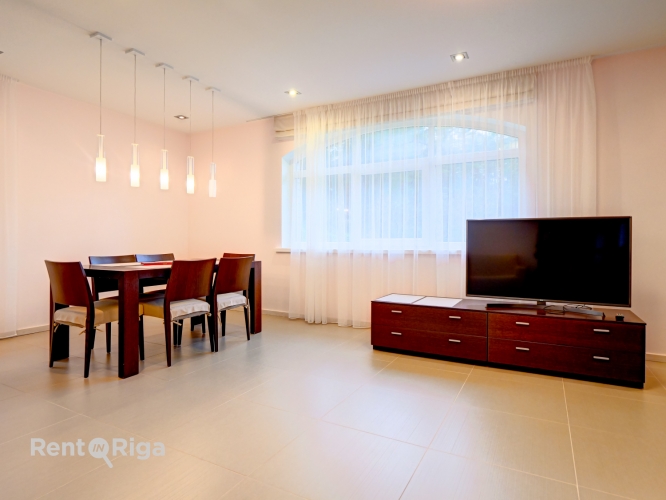 Объявление. A small, tastefully arranged house with individual heating in a closed village in Mežaparka..  + Цена: 900 EUR/мес. Foto #2