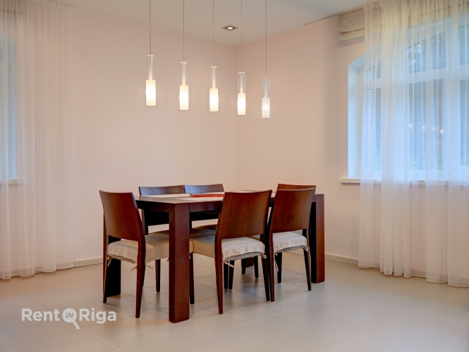 Объявление. A small, tastefully arranged house with individual heating in a closed village in Mežaparka..  + Цена: 900 EUR/мес. Foto #5