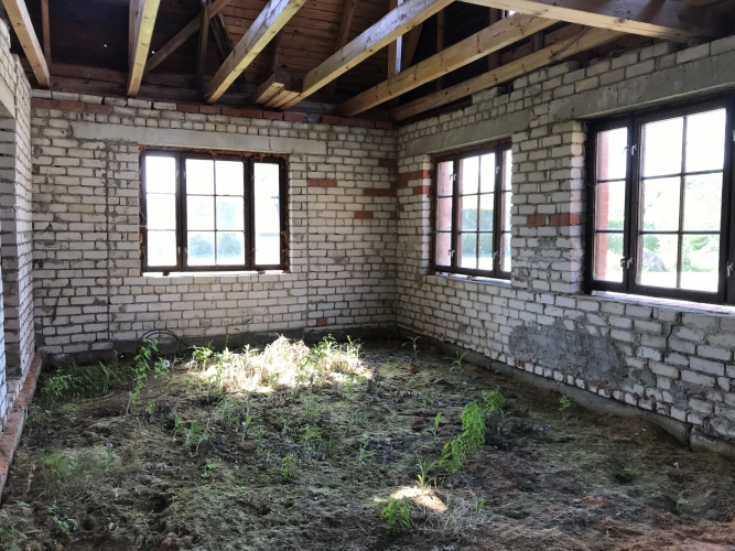 Sludinājumi. Pārdod jaunbūvi Tūjā 10 minūšu gājien attālumā no pludmales.  Ēkas celtniecība ir uzsākta 1993.gadā Cena: 67000 EUR Foto #2