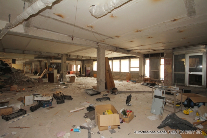 Sludinājumi. Tirdzniecības/biroja telpas pie \'Mēbeļu nams\'.  + 1. stāvs 400 m2.   - Ieeja no fasādes, skatlogi. Cena: 8800 EUR/mēn Foto #5