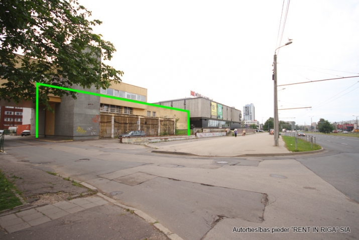 Sludinājumi. Tirdzniecības/biroja telpas pie \'Mēbeļu nams\'.  + 1. stāvs 400 m2.   - Ieeja no fasādes, skatlogi. Cena: 4000 EUR/mēn Foto #1