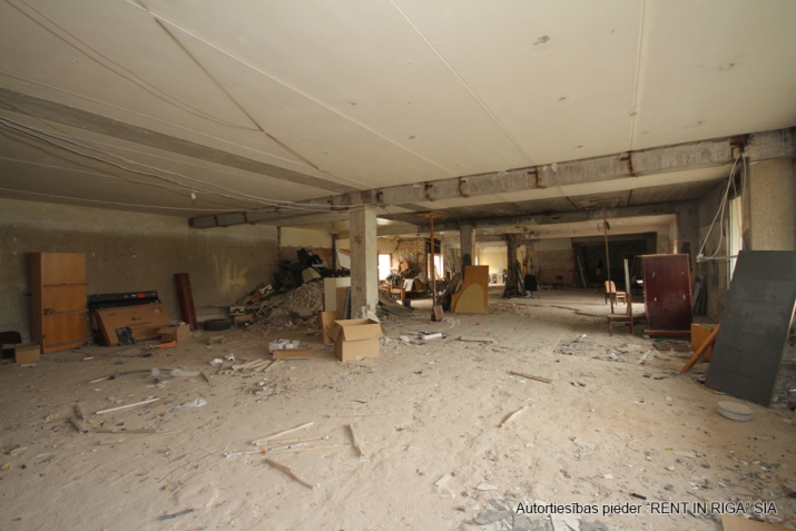 Sludinājumi. Tirdzniecības/biroja telpas pie \'Mēbeļu nams\'.  + 1. stāvs 400 m2.   - Ieeja no fasādes, skatlogi. Cena: 4000 EUR/mēn Foto #3