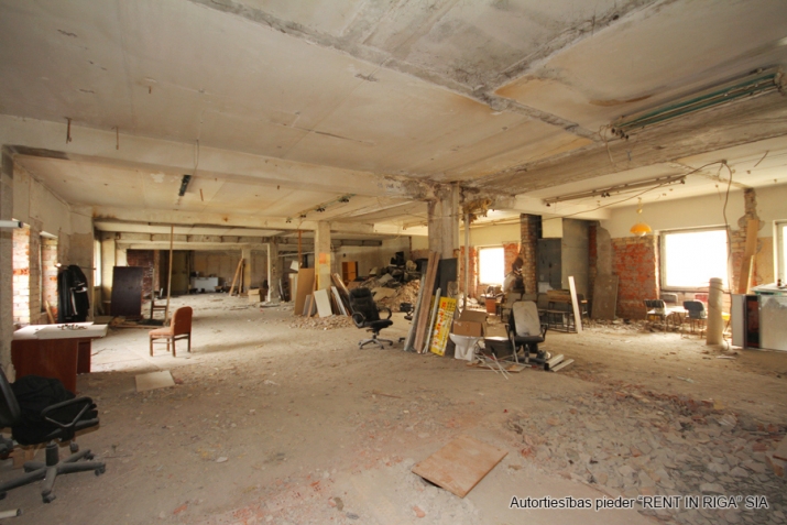 Sludinājumi. Tirdzniecības/biroja telpas pie \'Mēbeļu nams\'.  + 1. stāvs 400 m2.   - Ieeja no fasādes, skatlogi. Cena: 4000 EUR/mēn Foto #4